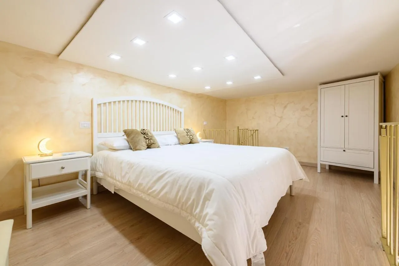 La Magnifica Napoli Apartments Gold House 0*, Naples Italy