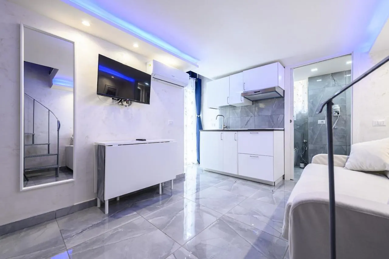 La Magnifica Napoli Apartments Gold House 0*, Naples